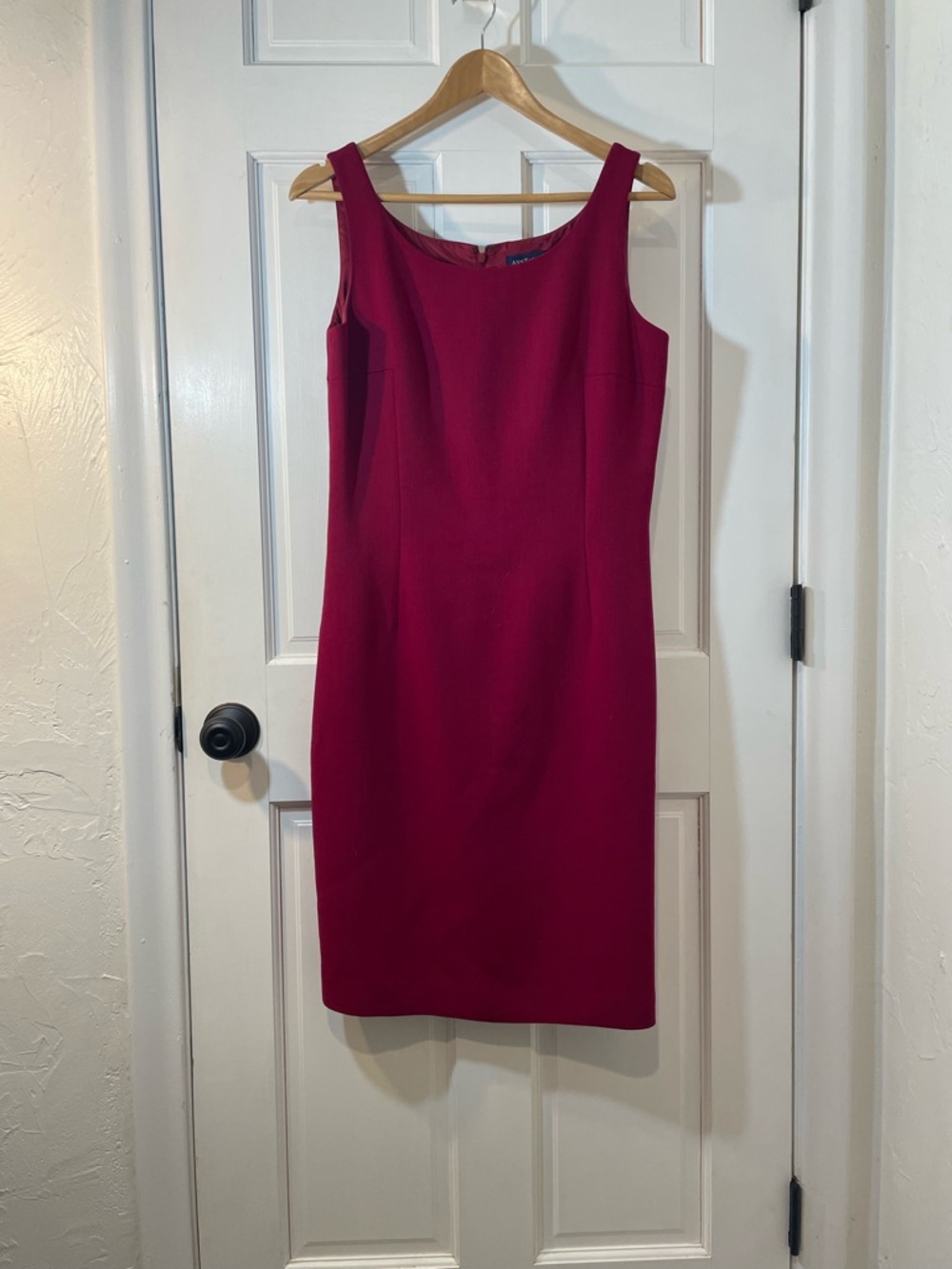 Ann Taylor size 8 Sleeveless Fuchsia Sheath Dress